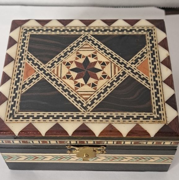 Vintage Wooden Lidded Trinket Box with Inlaid Marquetry in Geometric Design - Picture 5 of 7